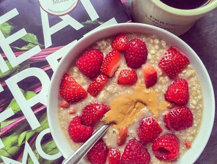 Hot quinoa and oat cereal with goji berries
