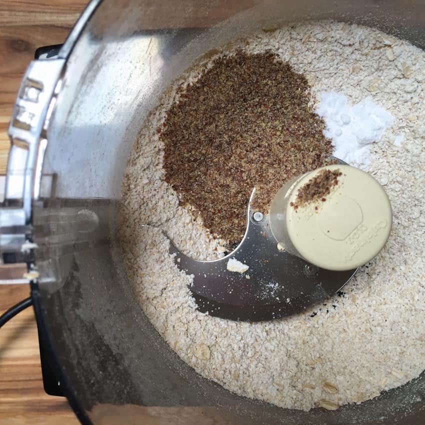 Processed oats with flax seed and baking soda