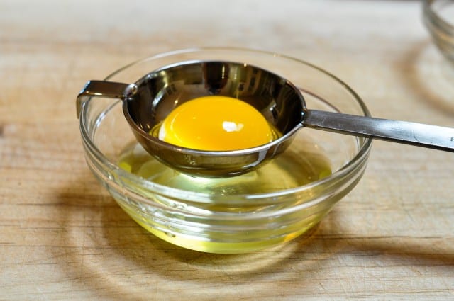 Separating the egg yolk 