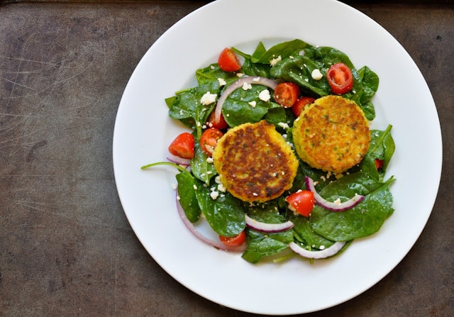 Spinach salad with couscous cakes